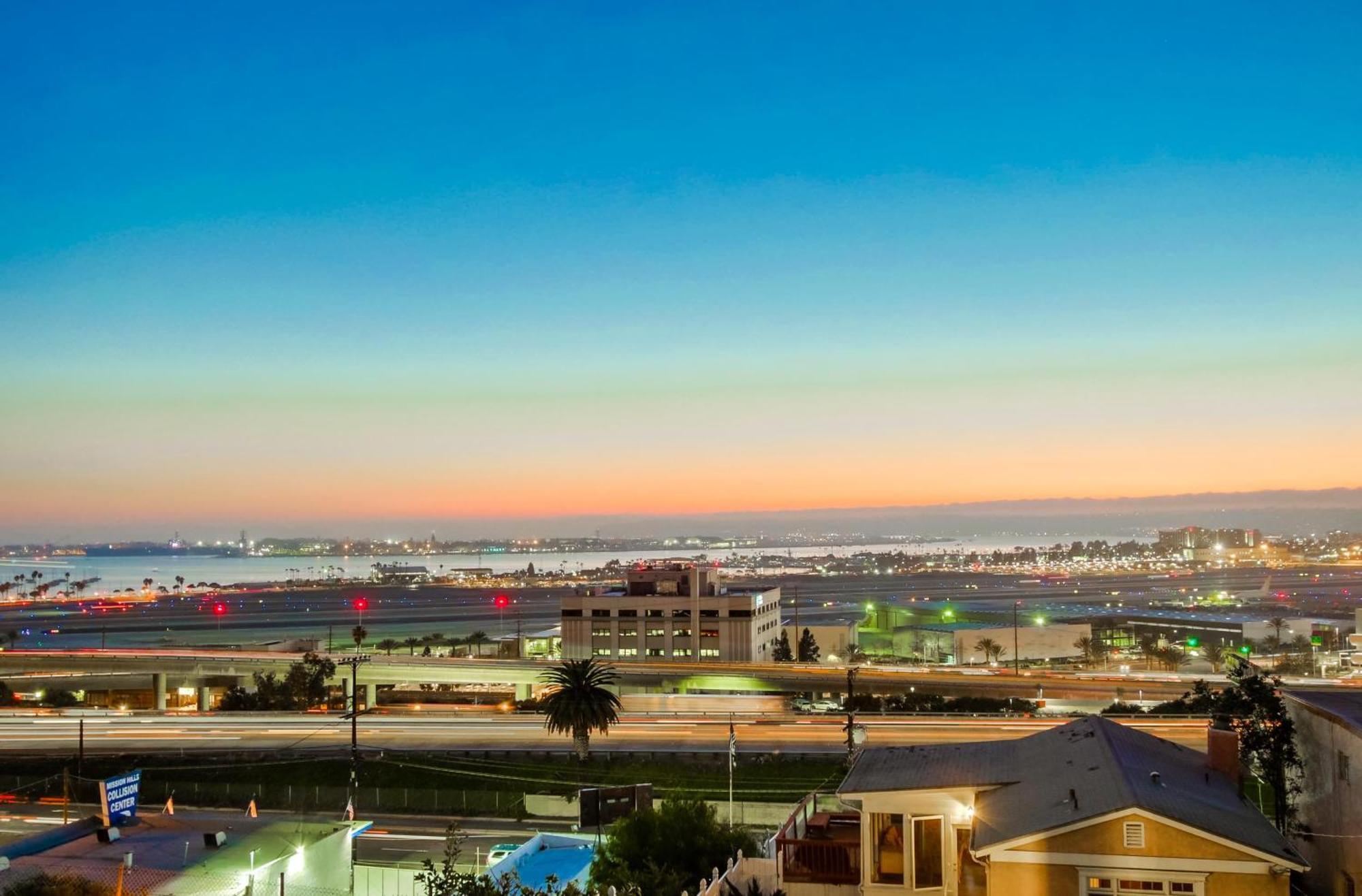 Omg!! A Blue Lagoon In The ♥ Of The City? Game Room, Views, Luxury Holiday home