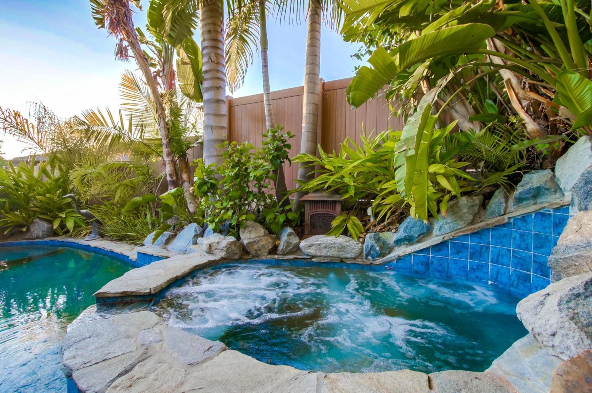 Omg!! A Blue Lagoon In The ♥ Of The City? Game Room, Views, Luxury