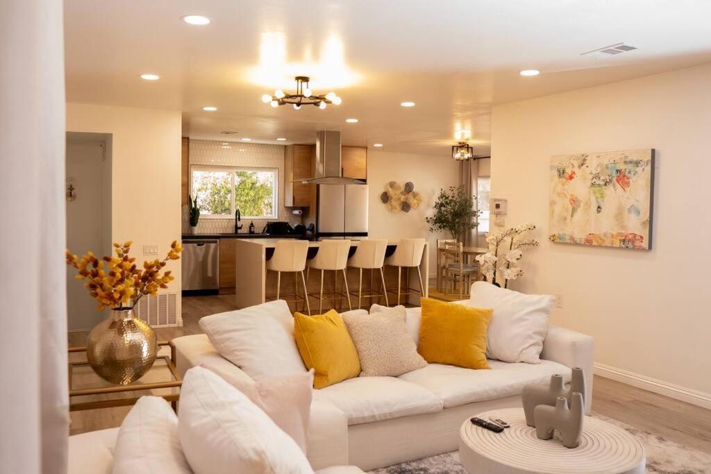 Spacious Beautifully Furnished 5 Bedrooms 3 Full Bath House With Ping Pong And Pool Table And 85 In Tv In Game Holiday home