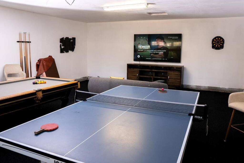 Spacious Beautifully Furnished 5 Bedrooms 3 Full Bath House With Ping Pong And Pool Table And 85 In Tv In Game