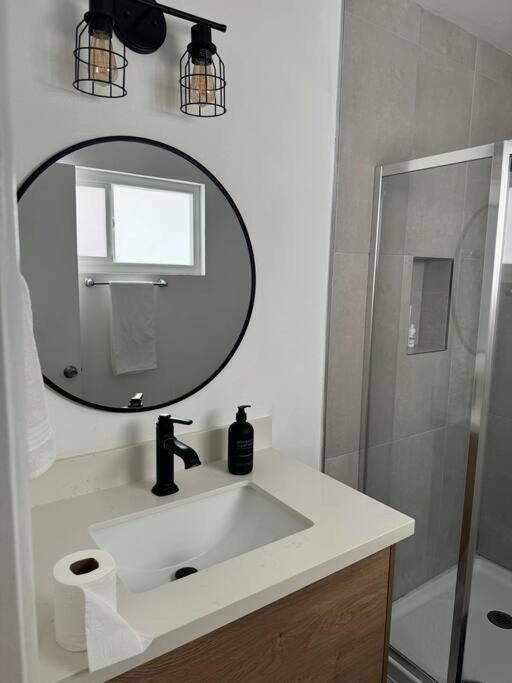 Spacious Beautifully Furnished 5 Bedrooms 3 Full Bath House With Ping Pong And Pool Table And 85 In Tv In Game San Diego