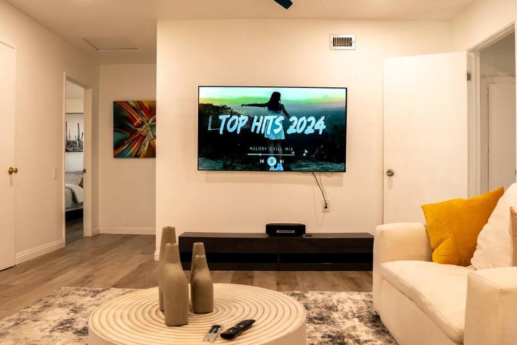 Spacious Beautifully Furnished 5 Bedrooms 3 Full Bath House With Ping Pong And Pool Table And 85 In Tv In Game *