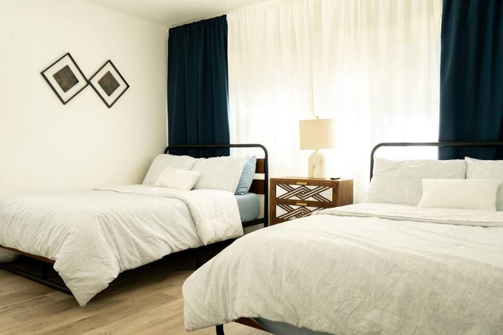 Spacious Beautifully Furnished 5 Bedrooms 3 Full Bath House With Ping Pong And Pool Table And 85 In Tv In Game * San Diego