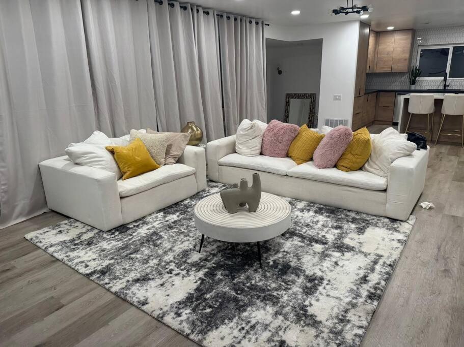 Spacious Beautifully Furnished 5 Bedrooms 3 Full Bath House With Ping Pong And Pool Table And 85 In Tv In Game *