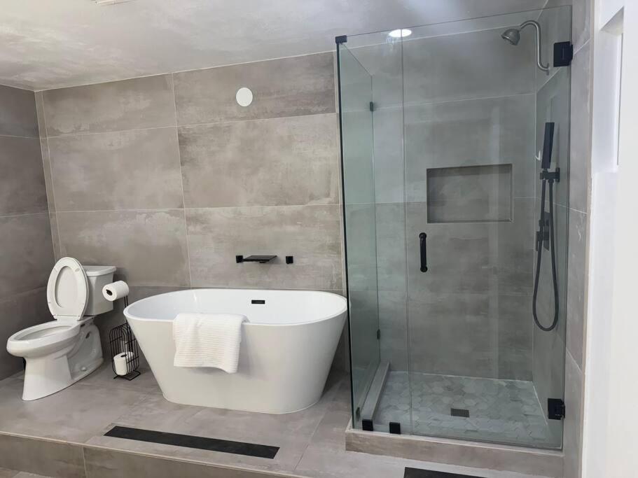 Holiday home Spacious Beautifully Furnished 5 Bedrooms 3 Full Bath House With Ping Pong And Pool Table And 85 In Tv In Game