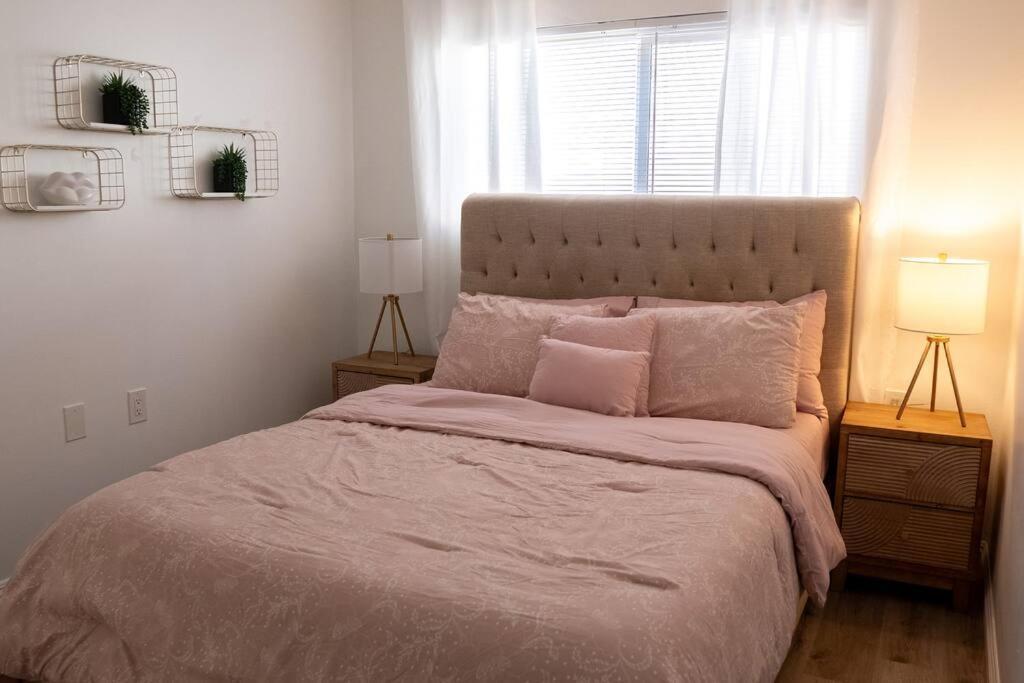 Spacious Beautifully Furnished 5 Bedrooms 3 Full Bath House With Ping Pong And Pool Table And 85 In Tv In Game *