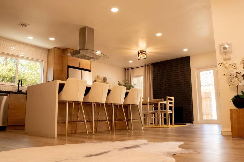 Spacious Beautifully Furnished 5 Bedrooms 3 Full Bath House With Ping Pong And Pool Table And 85 In Tv In Game