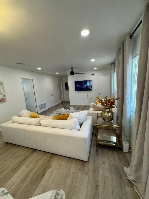 Holiday home Spacious Beautifully Furnished 5 Bedrooms 3 Full Bath House With Ping Pong And Pool Table And 85 In Tv In Game San Diego