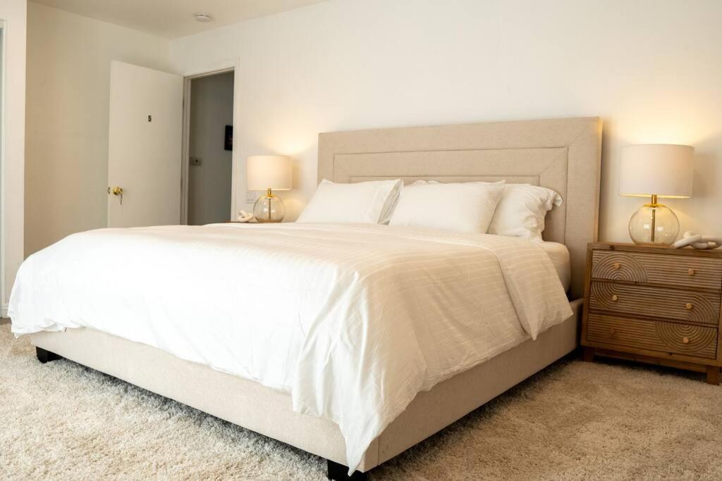 Spacious Beautifully Furnished 5 Bedrooms 3 Full Bath House With Ping Pong And Pool Table And 85 In Tv In Game Holiday home San Diego