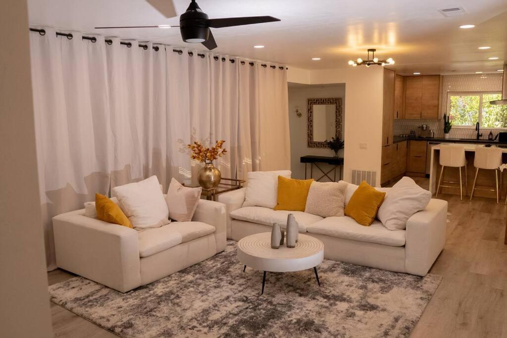 Spacious Beautifully Furnished 5 Bedrooms 3 Full Bath House With Ping Pong And Pool Table And 85 In Tv In Game * San Diego