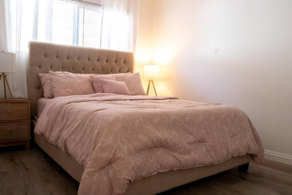 Spacious Beautifully Furnished 5 Bedrooms 3 Full Bath House With Ping Pong And Pool Table And 85 In Tv In Game Holiday home