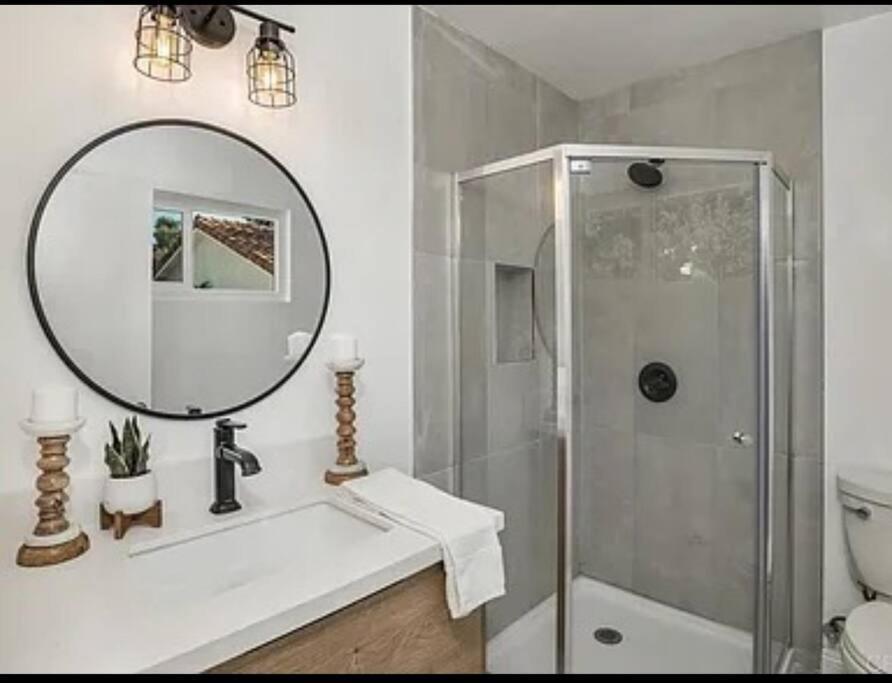 Spacious Beautifully Furnished 5 Bedrooms 3 Full Bath House With Ping Pong And Pool Table And 85 In Tv In Game Holiday home *