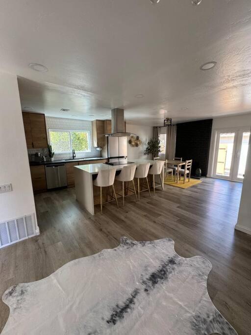 Spacious Beautifully Furnished 5 Bedrooms 3 Full Bath House With Ping Pong And Pool Table And 85 In Tv In Game Holiday home
