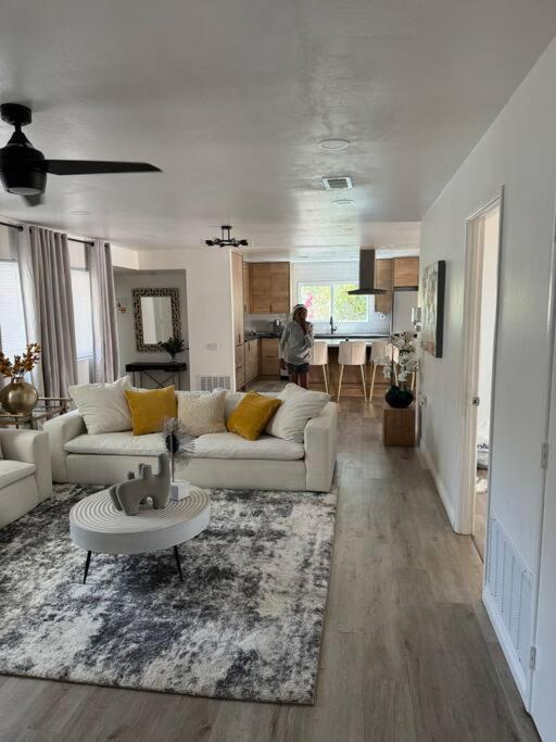Spacious Beautifully Furnished 5 Bedrooms 3 Full Bath House With Ping Pong And Pool Table And 85 In Tv In Game San Diego
