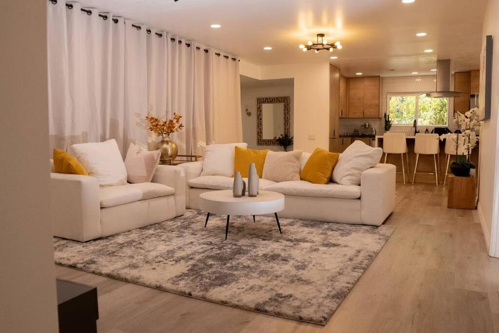 Holiday home Spacious Beautifully Furnished 5 Bedrooms 3 Full Bath House With Ping Pong And Pool Table And 85 In Tv In Game
