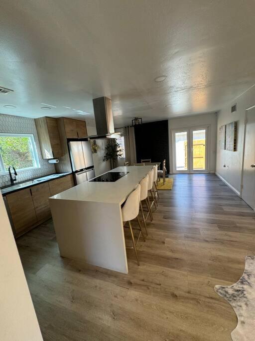Spacious Beautifully Furnished 5 Bedrooms 3 Full Bath House With Ping Pong And Pool Table And 85 In Tv In Game Holiday home *
