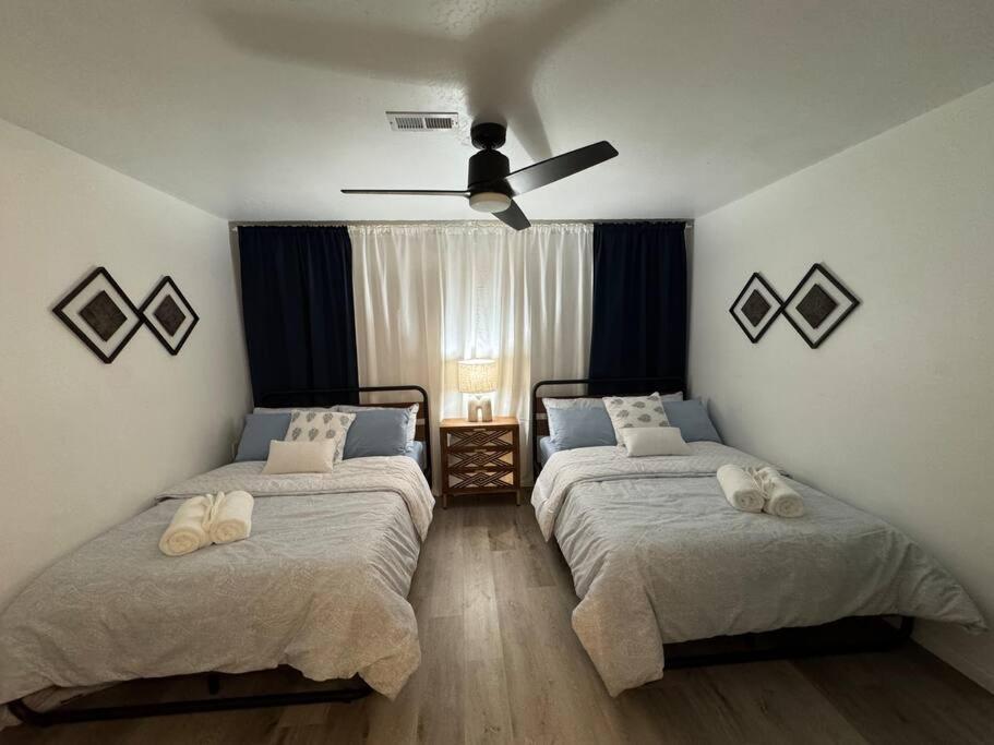 Spacious Beautifully Furnished 5 Bedrooms 3 Full Bath House With Ping Pong And Pool Table And 85 In Tv In Game *