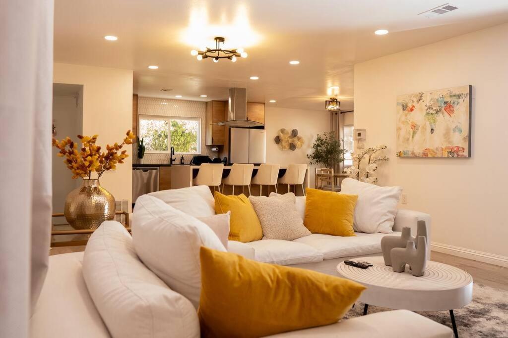 Spacious Beautifully Furnished 5 Bedrooms 3 Full Bath House With Ping Pong And Pool Table And 85 In Tv In Game Holiday home