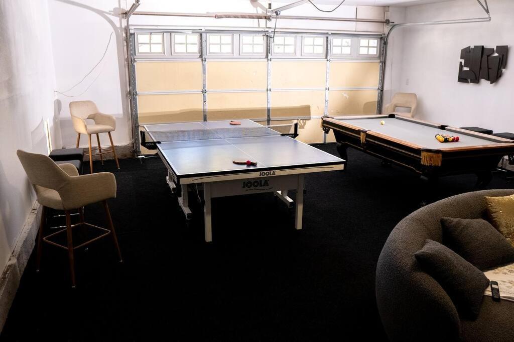 Holiday home Spacious Beautifully Furnished 5 Bedrooms 3 Full Bath House With Ping Pong And Pool Table And 85 In Tv In Game *