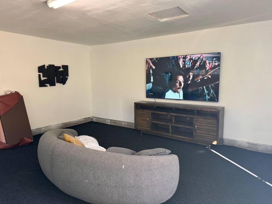 Spacious Beautifully Furnished 5 Bedrooms 3 Full Bath House With Ping Pong And Pool Table And 85 In Tv In Game * San Diego