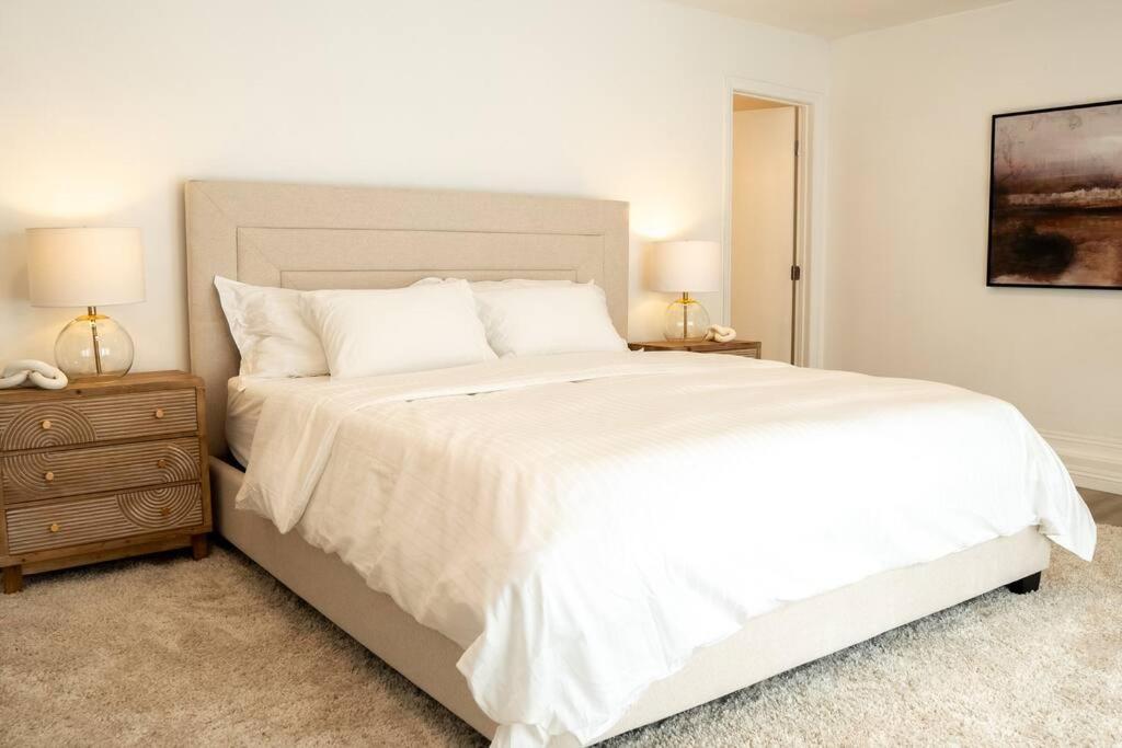 Spacious Beautifully Furnished 5 Bedrooms 3 Full Bath House With Ping Pong And Pool Table And 85 In Tv In Game San Diego
