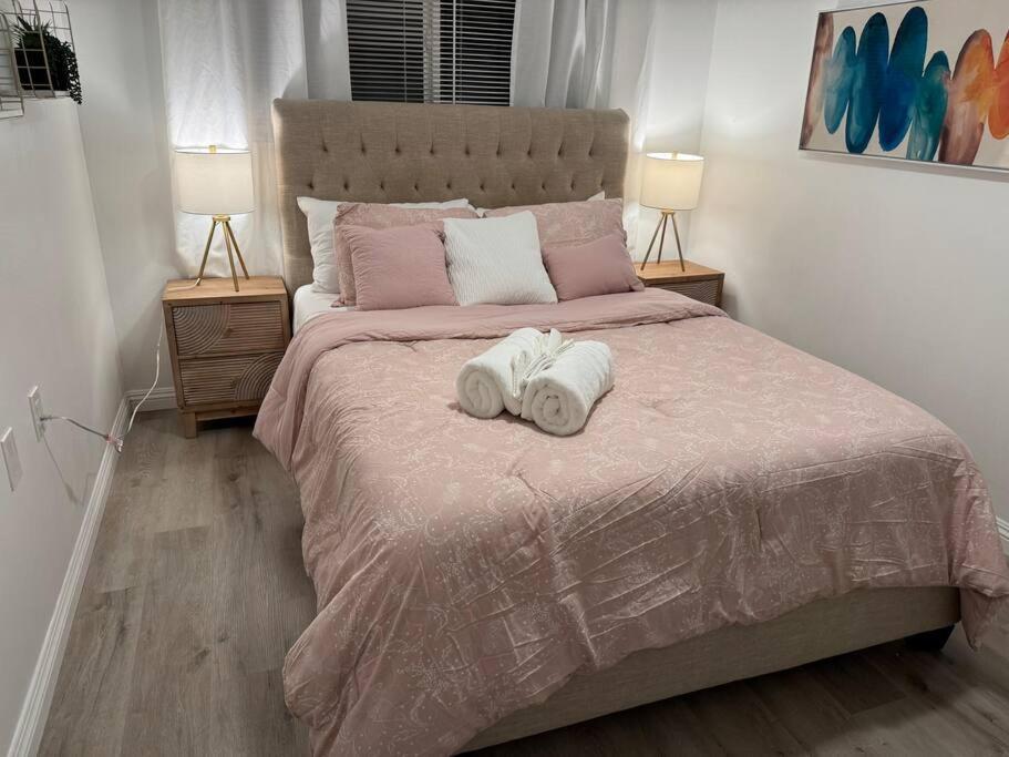 Holiday home Spacious Beautifully Furnished 5 Bedrooms 3 Full Bath House With Ping Pong And Pool Table And 85 In Tv In Game *