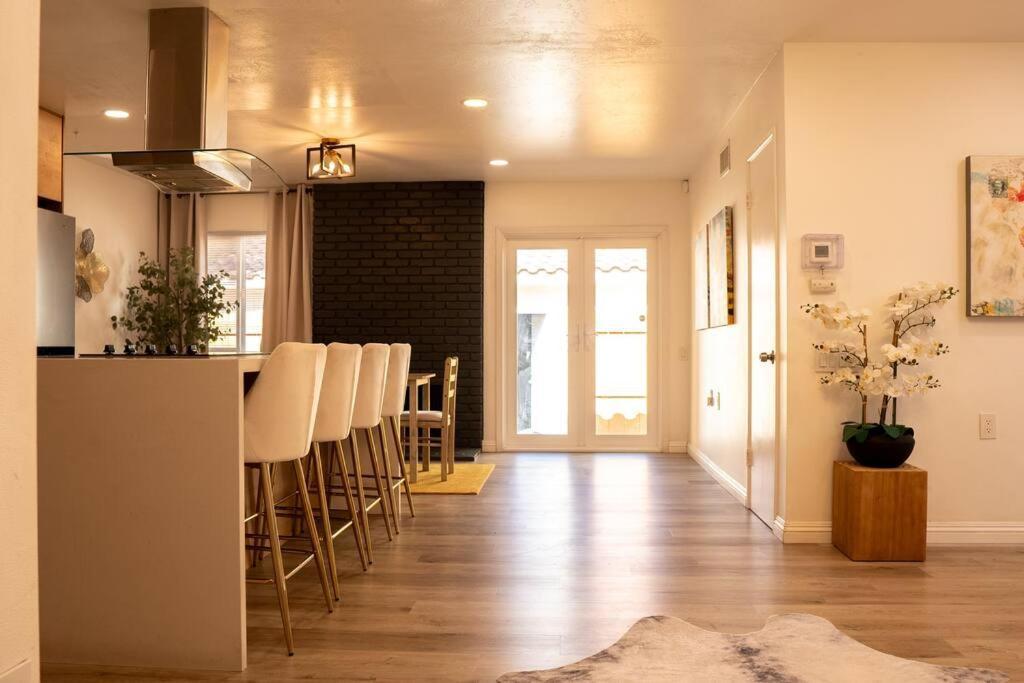 Spacious Beautifully Furnished 5 Bedrooms 3 Full Bath House With Ping Pong And Pool Table And 85 In Tv In Game San Diego