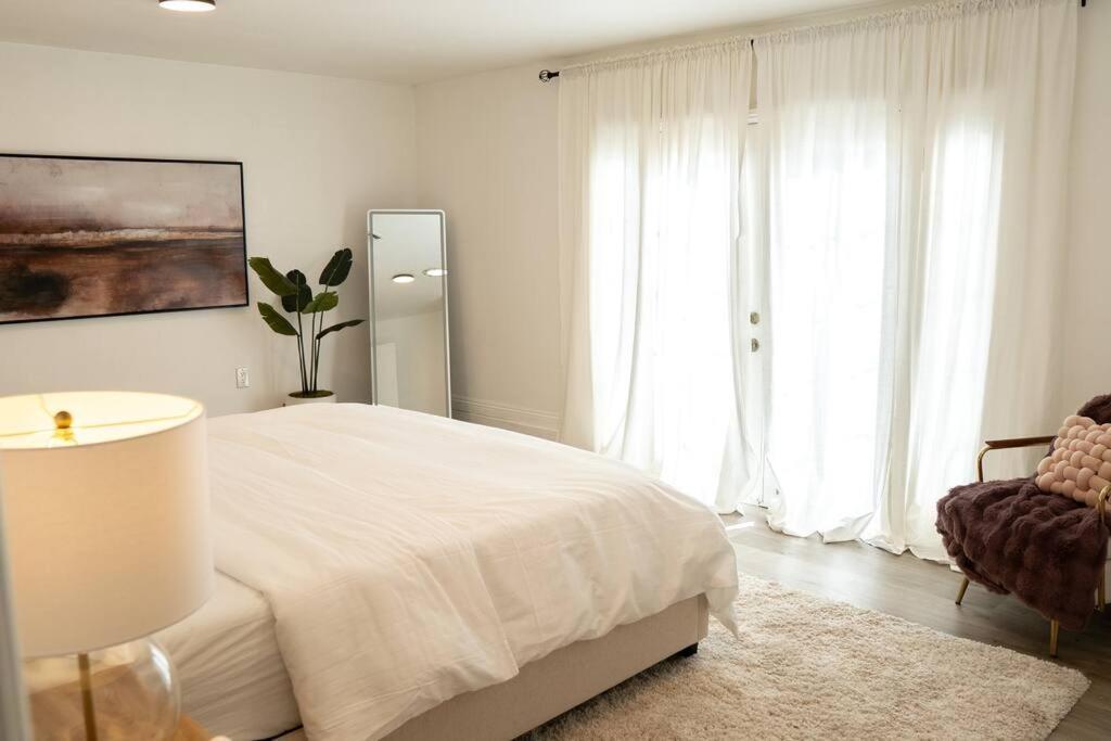 Spacious Beautifully Furnished 5 Bedrooms 3 Full Bath House With Ping Pong And Pool Table And 85 In Tv In Game Holiday home San Diego