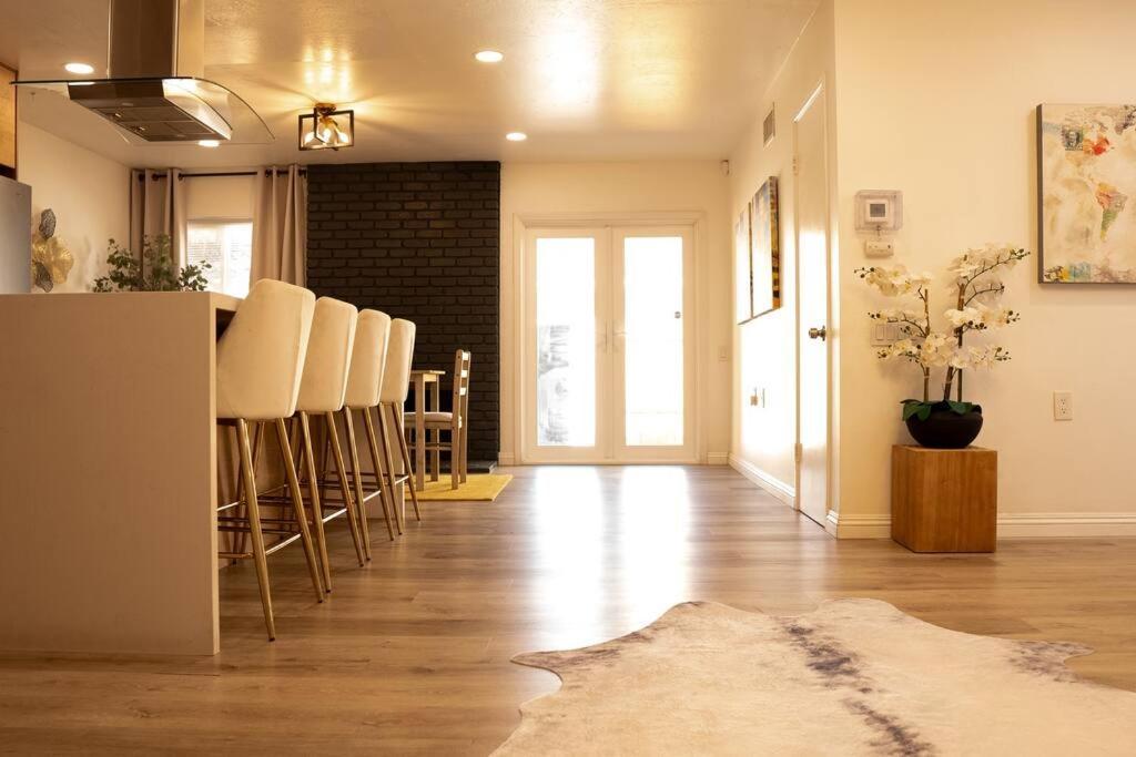 Spacious Beautifully Furnished 5 Bedrooms 3 Full Bath House With Ping Pong And Pool Table And 85 In Tv In Game *