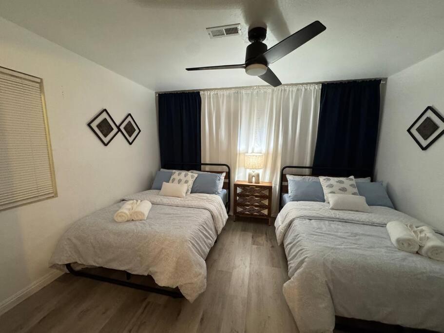Spacious Beautifully Furnished 5 Bedrooms 3 Full Bath House With Ping Pong And Pool Table And 85 In Tv In Game *