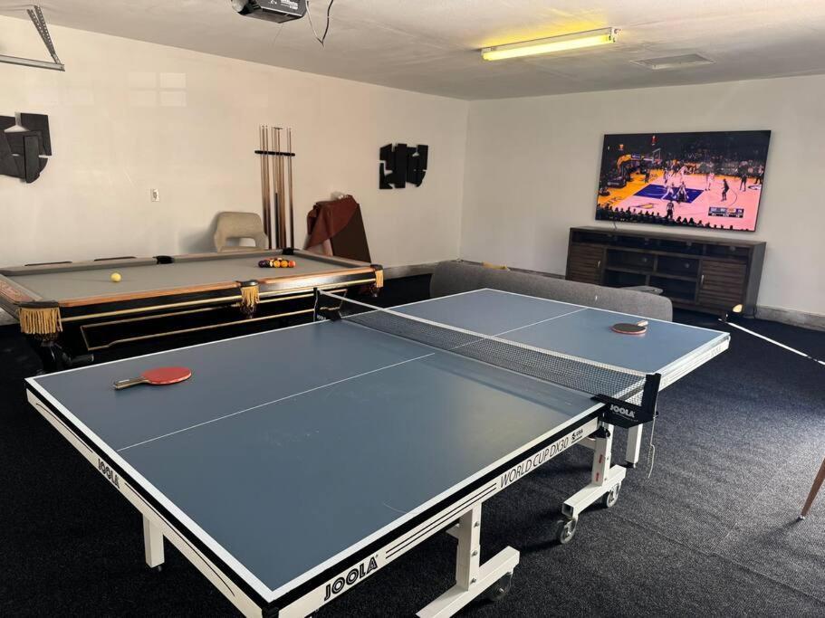 Spacious Beautifully Furnished 5 Bedrooms 3 Full Bath House With Ping Pong And Pool Table And 85 In Tv In Game Holiday home