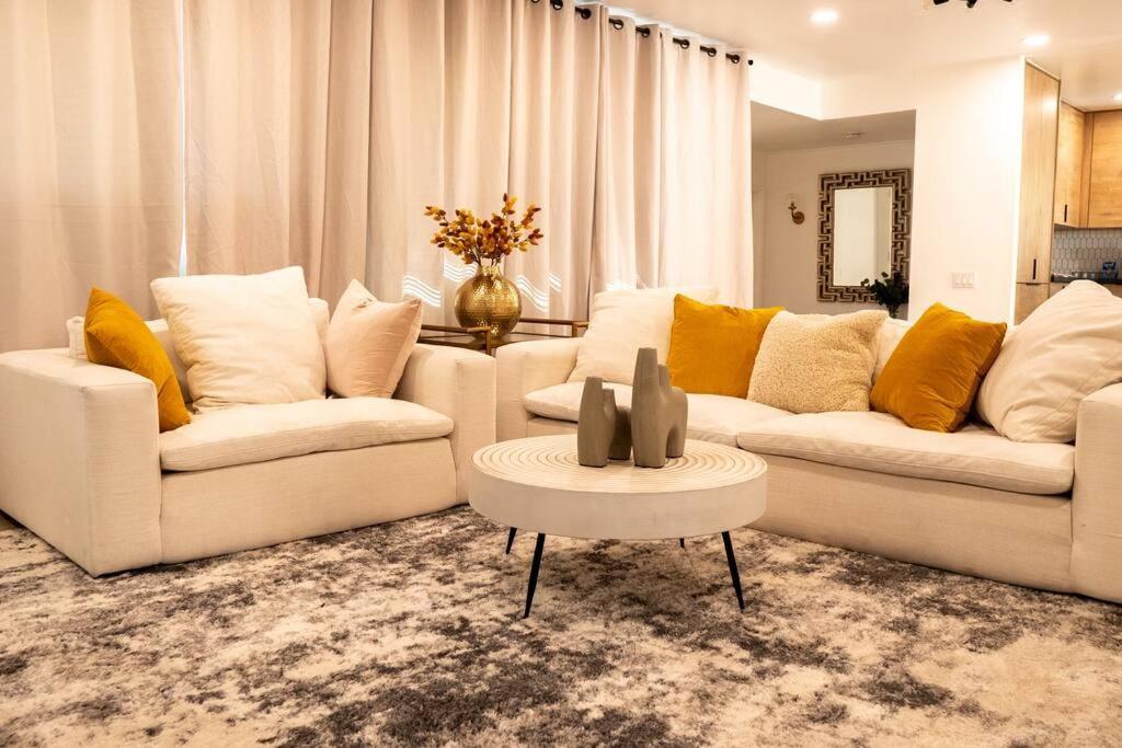 Spacious Beautifully Furnished 5 Bedrooms 3 Full Bath House With Ping Pong And Pool Table And 85 In Tv In Game *