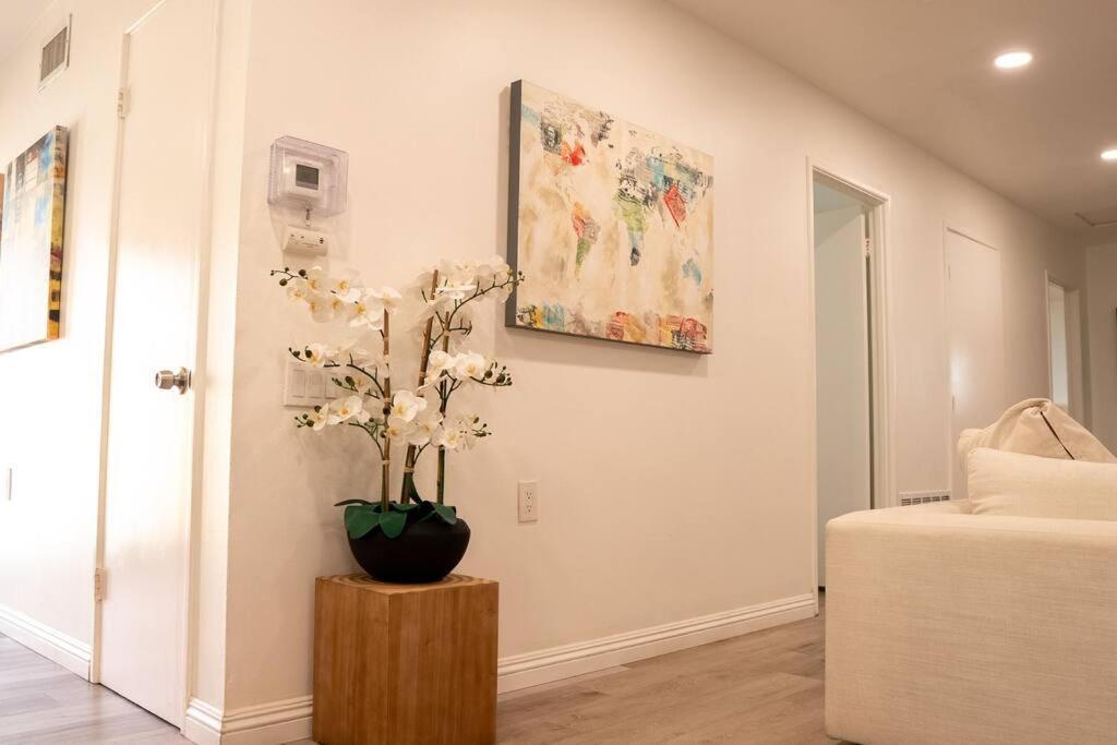 Spacious Beautifully Furnished 5 Bedrooms 3 Full Bath House With Ping Pong And Pool Table And 85 In Tv In Game * San Diego