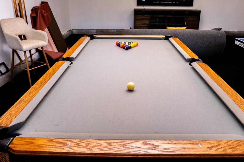 Holiday home Spacious Beautifully Furnished 5 Bedrooms 3 Full Bath House With Ping Pong And Pool Table And 85 In Tv In Game