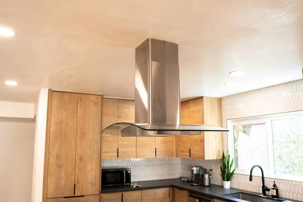 Spacious Beautifully Furnished 5 Bedrooms 3 Full Bath House With Ping Pong And Pool Table And 85 In Tv In Game San Diego