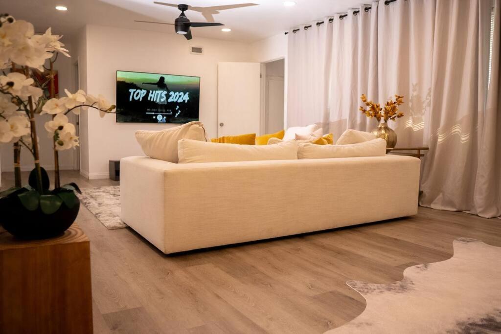 Spacious Beautifully Furnished 5 Bedrooms 3 Full Bath House With Ping Pong And Pool Table And 85 In Tv In Game
