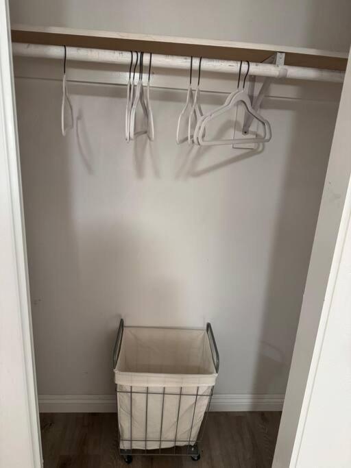 Spacious Beautifully Furnished 5 Bedrooms 3 Full Bath House With Ping Pong And Pool Table And 85 In Tv In Game Holiday home *