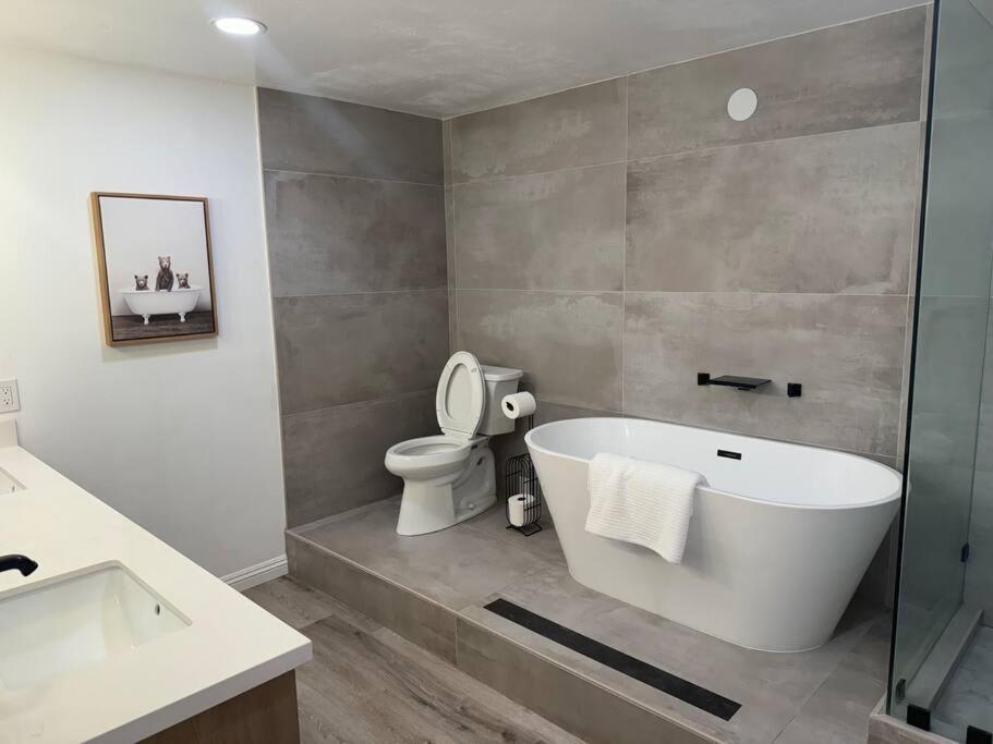 Spacious Beautifully Furnished 5 Bedrooms 3 Full Bath House With Ping Pong And Pool Table And 85 In Tv In Game Holiday home San Diego