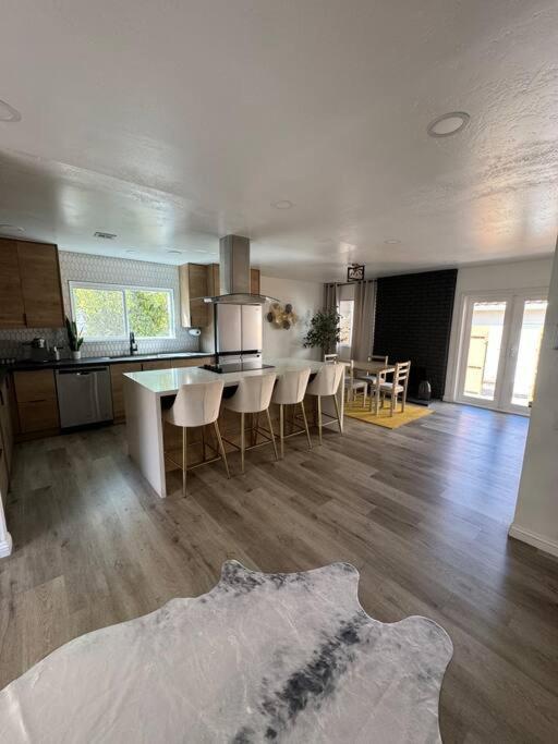 Spacious Beautifully Furnished 5 Bedrooms 3 Full Bath House With Ping Pong And Pool Table And 85 In Tv In Game San Diego