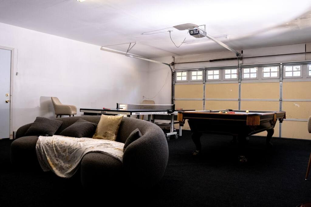 Spacious Beautifully Furnished 5 Bedrooms 3 Full Bath House With Ping Pong And Pool Table And 85 In Tv In Game Holiday home San Diego