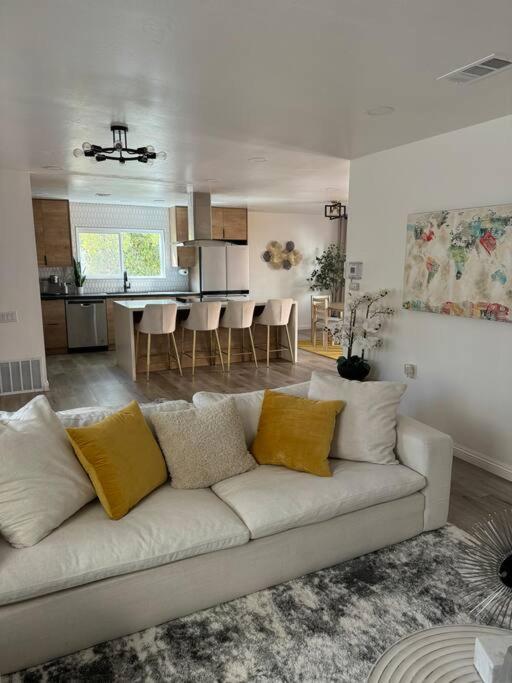 Spacious Beautifully Furnished 5 Bedrooms 3 Full Bath House With Ping Pong And Pool Table And 85 In Tv In Game San Diego