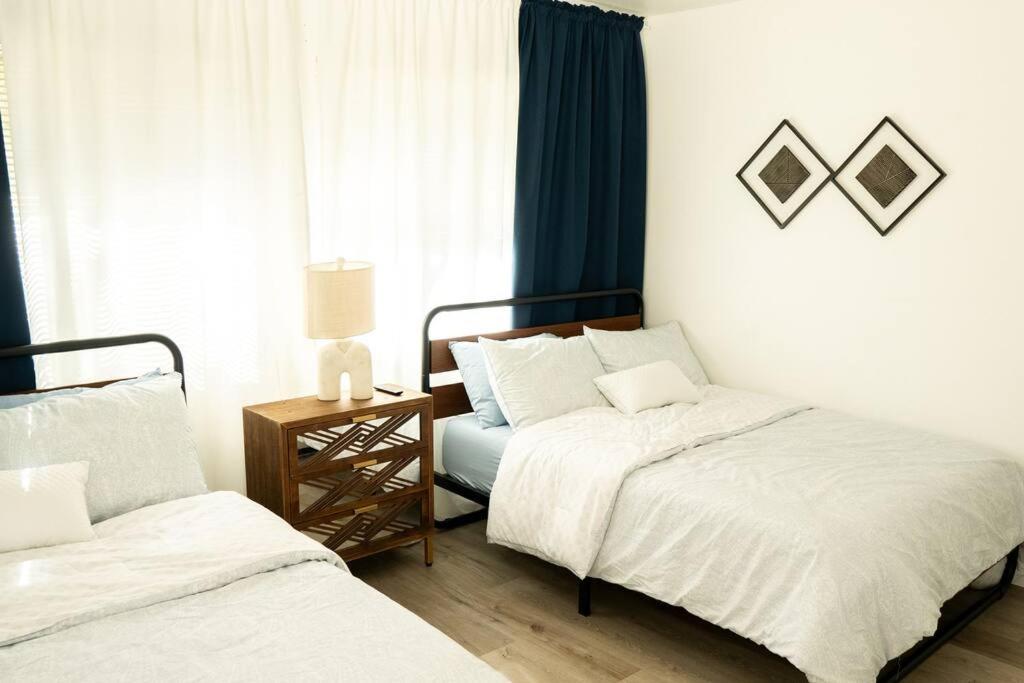 Spacious Beautifully Furnished 5 Bedrooms 3 Full Bath House With Ping Pong And Pool Table And 85 In Tv In Game