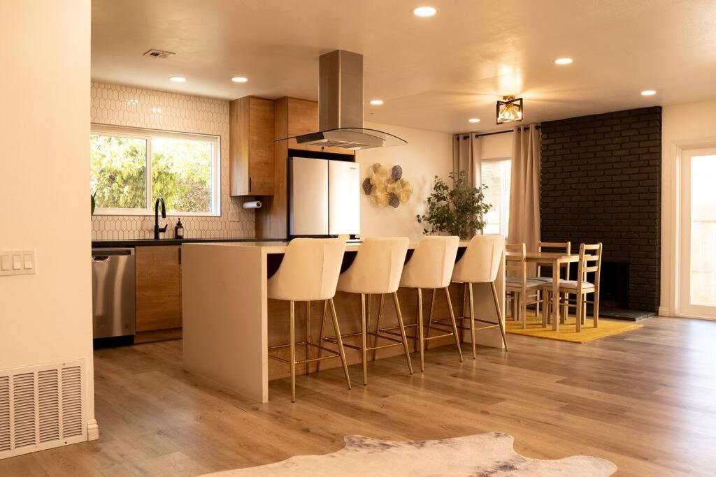 Spacious Beautifully Furnished 5 Bedrooms 3 Full Bath House With Ping Pong And Pool Table And 85 In Tv In Game San Diego