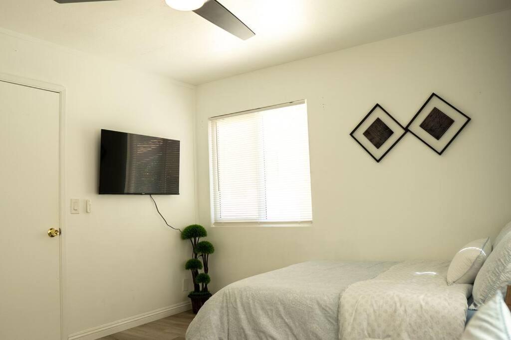 Spacious Beautifully Furnished 5 Bedrooms 3 Full Bath House With Ping Pong And Pool Table And 85 In Tv In Game Holiday home San Diego