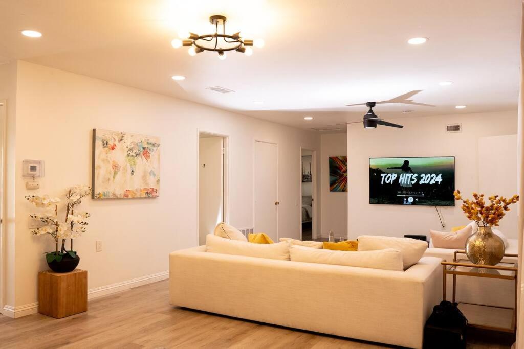 Spacious Beautifully Furnished 5 Bedrooms 3 Full Bath House With Ping Pong And Pool Table And 85 In Tv In Game San Diego