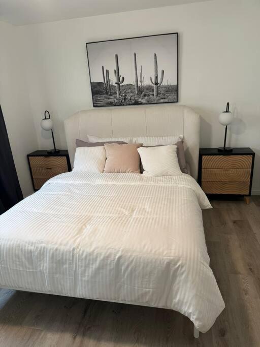 Spacious Beautifully Furnished 5 Bedrooms 3 Full Bath House With Ping Pong And Pool Table And 85 In Tv In Game Holiday home