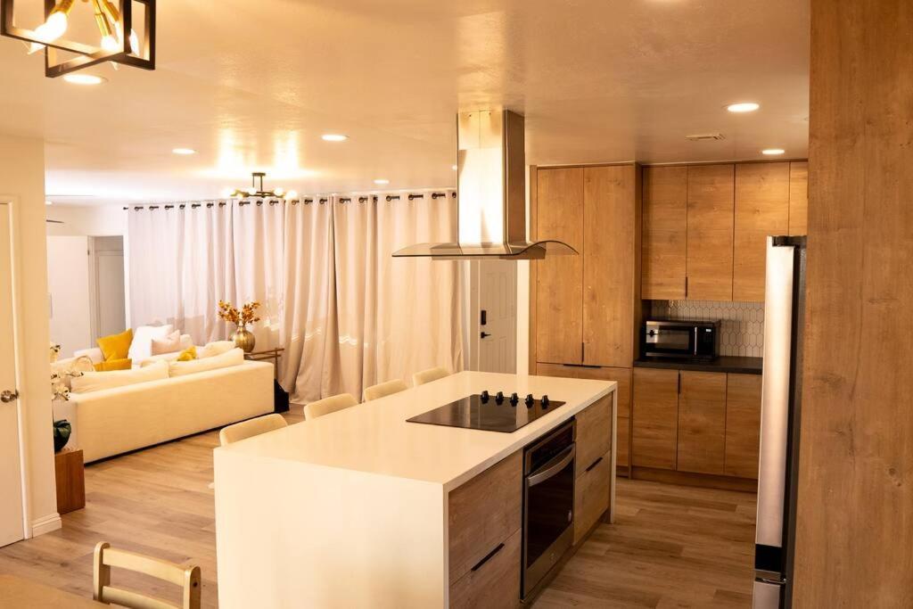 Spacious Beautifully Furnished 5 Bedrooms 3 Full Bath House With Ping Pong And Pool Table And 85 In Tv In Game Holiday home