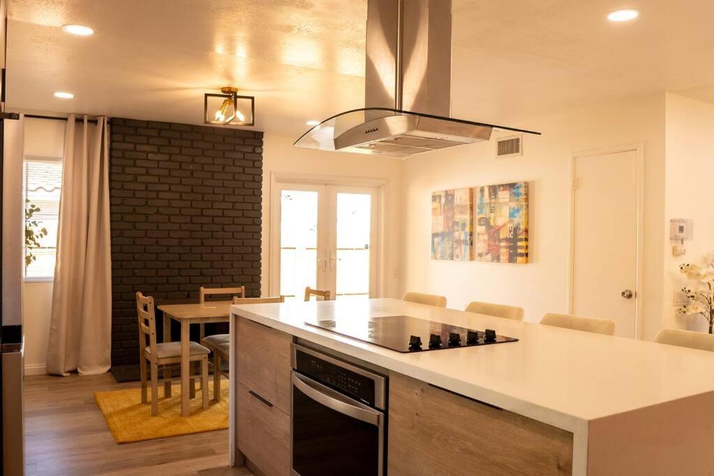 Spacious Beautifully Furnished 5 Bedrooms 3 Full Bath House With Ping Pong And Pool Table And 85 In Tv In Game Holiday home *