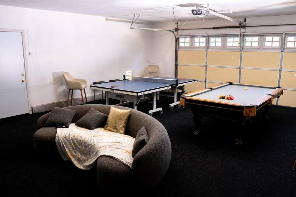 Holiday home Spacious Beautifully Furnished 5 Bedrooms 3 Full Bath House With Ping Pong And Pool Table And 85 In Tv In Game *