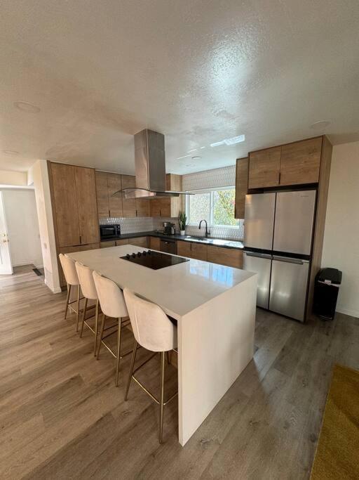 Holiday home Spacious Beautifully Furnished 5 Bedrooms 3 Full Bath House With Ping Pong And Pool Table And 85 In Tv In Game